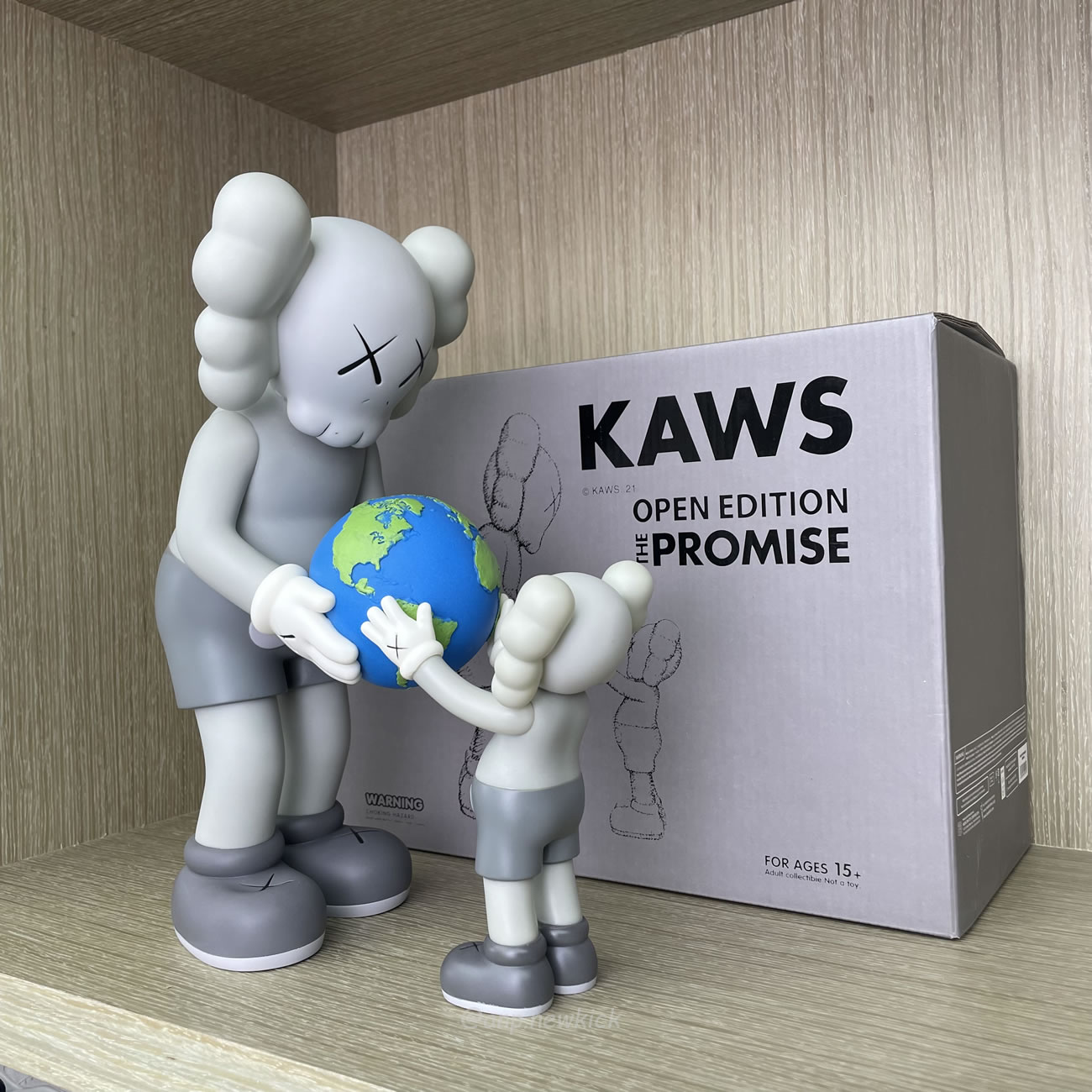 Kaws The Promise Grey Figure (9) - newkick.cc